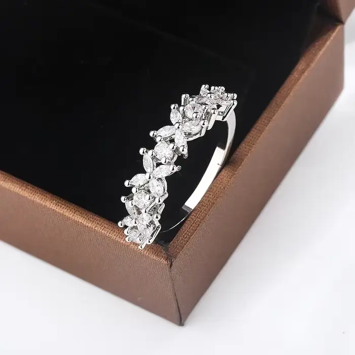 Petite bague de luxe en pierre de diamant naturel pour femme