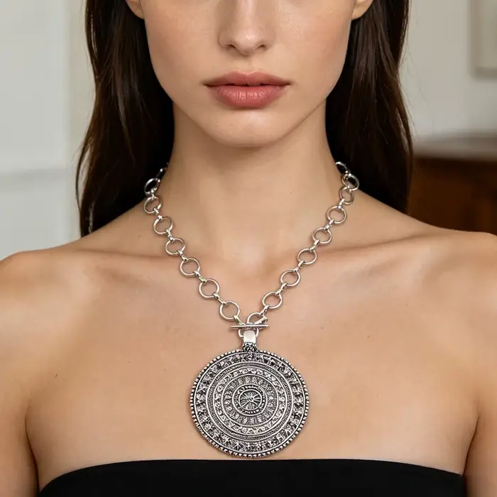 Collier pendentif médaillon floral bicolore style bohème, bijou fantaisie élégant et imposant pour f