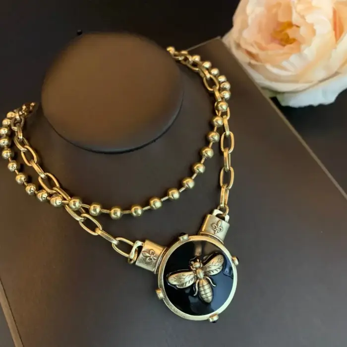 Collier pendentif abeille mignon et cool style rétro européen et américain bijou multi-usages pour femmes occasions spéciales