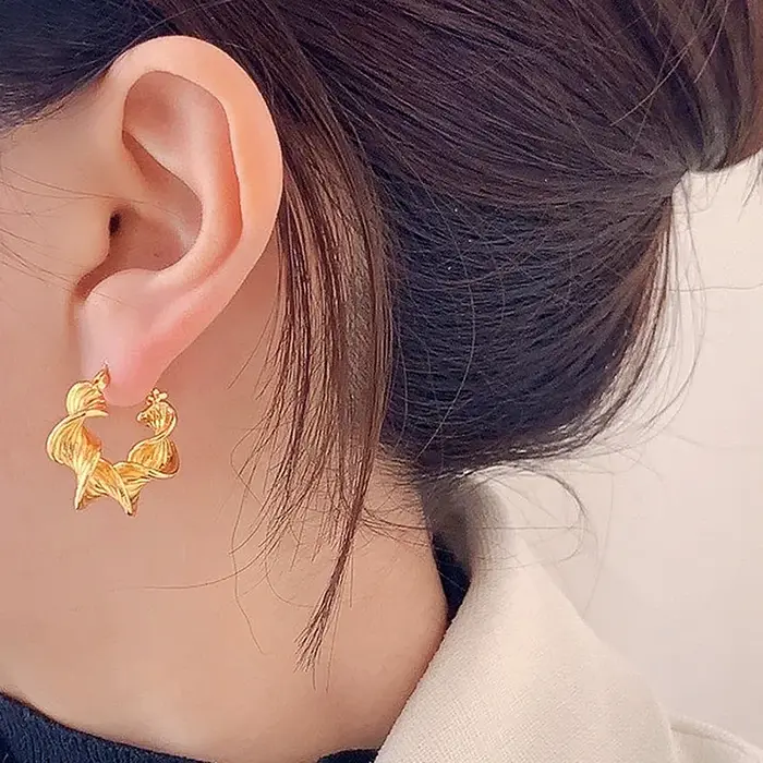 Boucles d'oreilles créoles torsadées spirales géométriques couleur argent pour femme bijoux minimalistes tendance accessoires mode pour les occasions spéciales