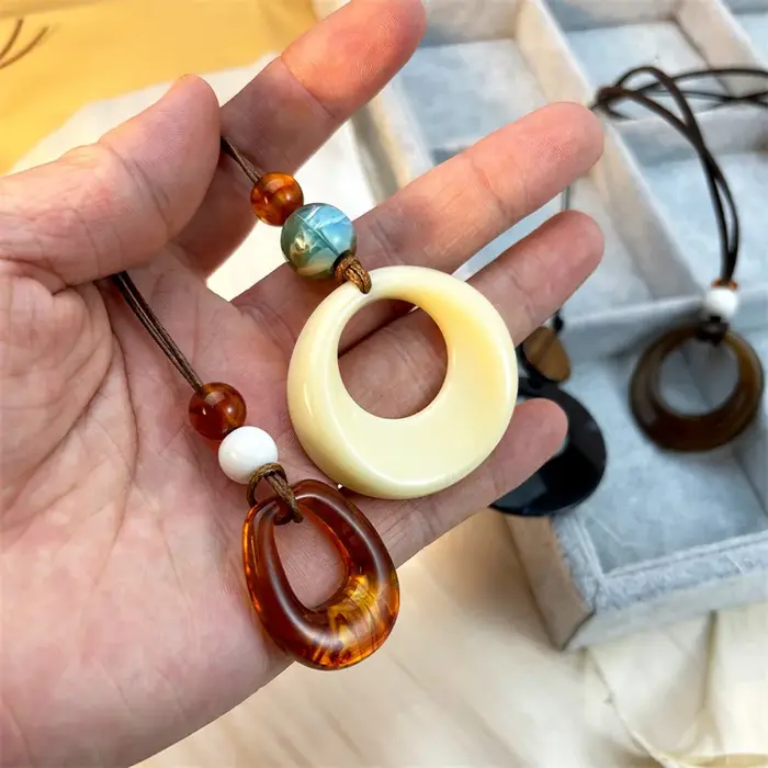 Collier Long géométrique circulaire en résine