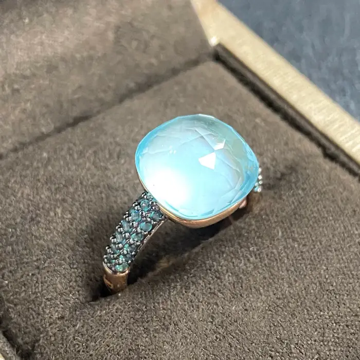 Bague en topaze bleue incrustée de zircon noir avec placage noir