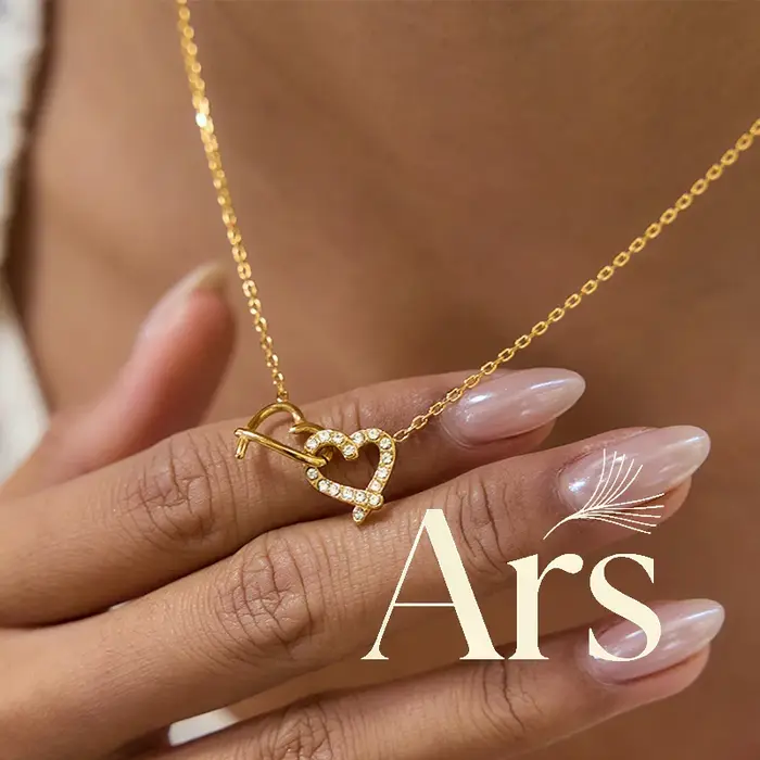 Collier avec pendentif en forme de deux cœurs entrelacés plaqué or 18 carats