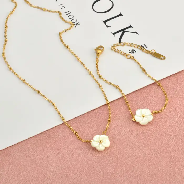 JeeMango – Bracelet délicat et élégant en forme de coquille de fleur pour femmes, chaîne en acier inoxydable plaqué or, bijoux étanches B26015