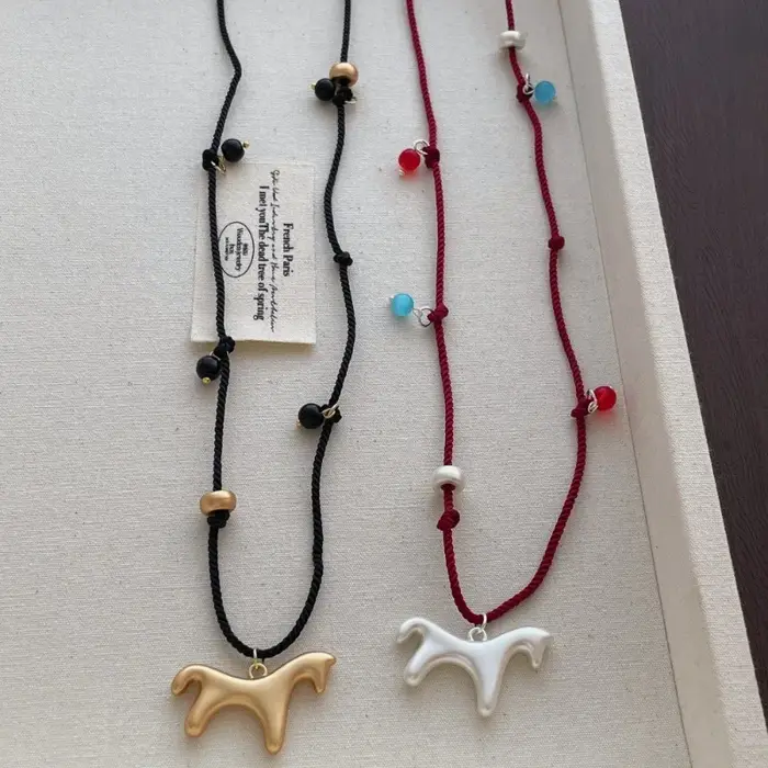 Colliers pendentifs Minar avec perles multicolores en forme de cheval de dessin animé