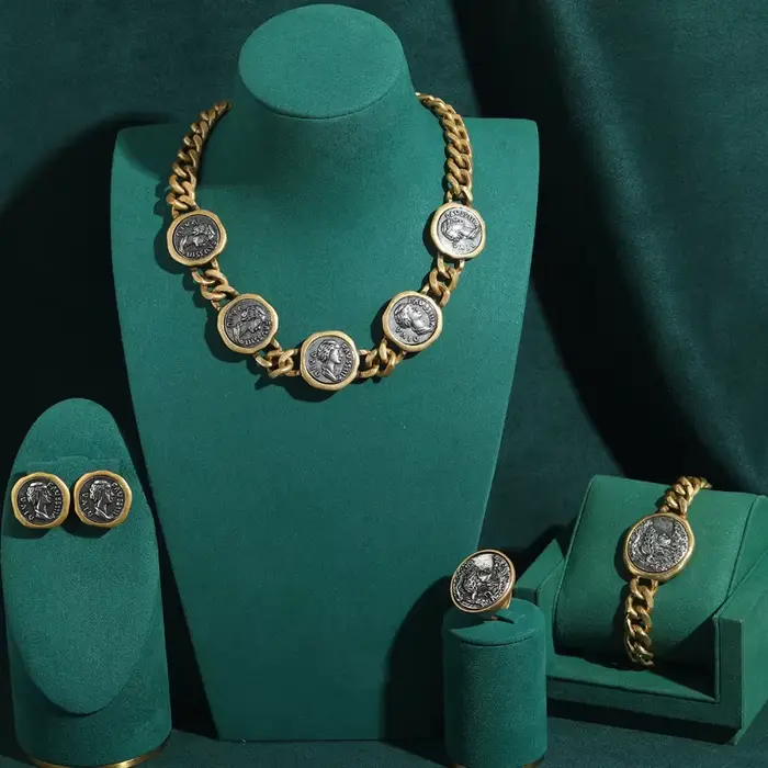 Parure de bijoux vintage plaqué or antique avec motif cœur et portrait, comprenant un collier court,