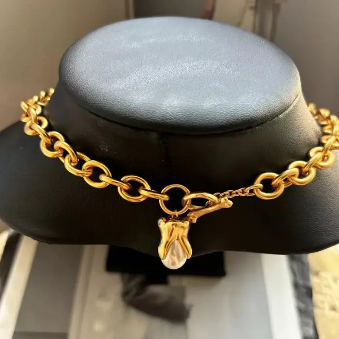 Collier à pampilles en forme d'oeil