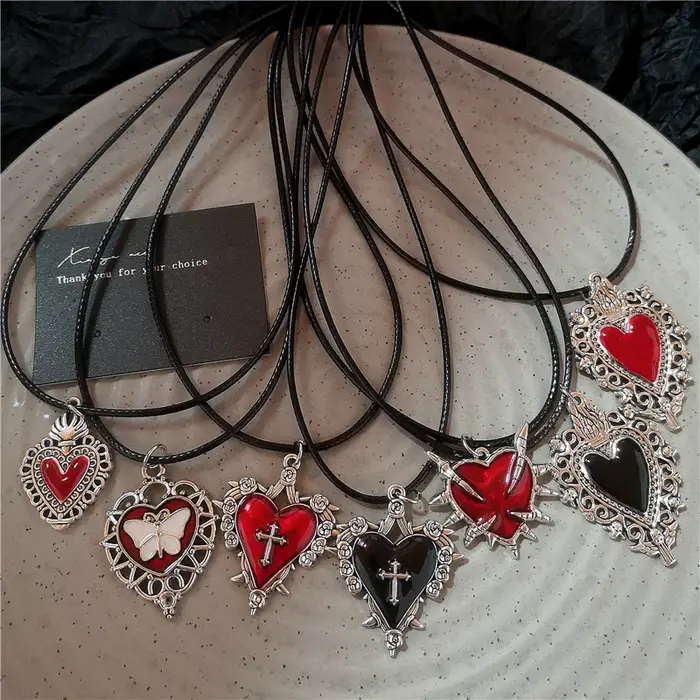 Collier ras du cou en cuir avec pendentif cœur gothique rouge et noir