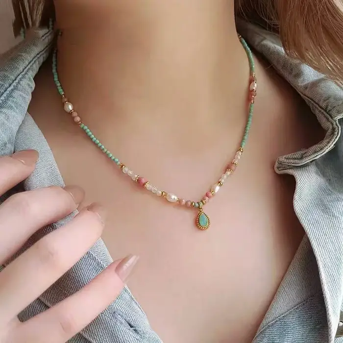 Collier en pierre naturelle avec pendentif goutte d'eau en alliage de cuivre doré pour femmes élégantes pour les soirées et occasions spéciales