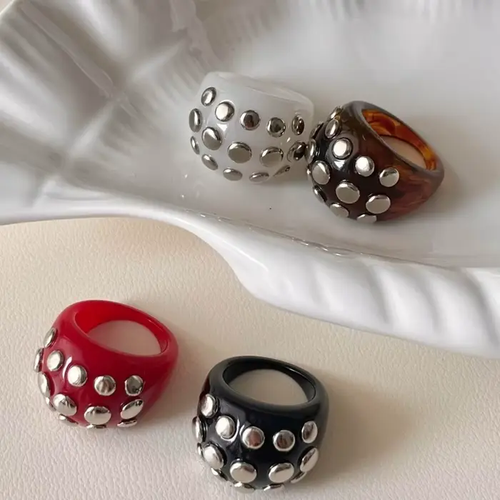 Nouvelle bague punk irrégulière à rivets, épaisse et géométrique, en résine lisse vintage, idéale pour les cadeaux