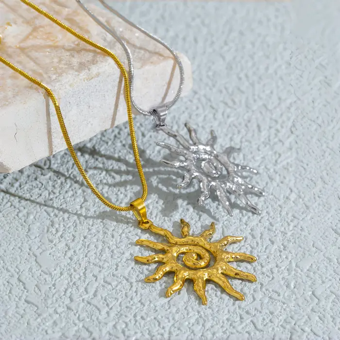 Collier pendentif soleil en spirale pour femme – Acier inoxydable hypoallergénique plaqué or 18 carats