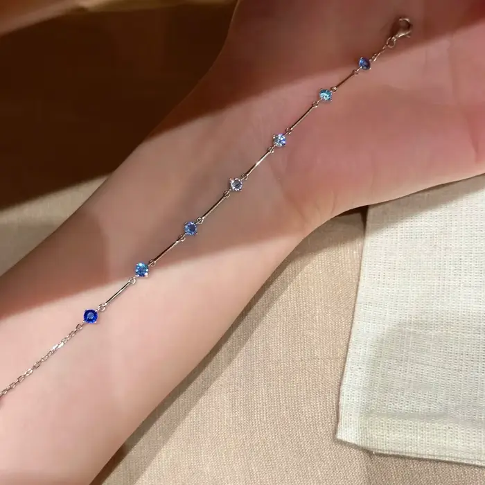 Bracelets haut de gamme en diamants bleus frais pour femmes, avec longue chaîne brillante, design minimaliste, accessoires de bijoux de fête