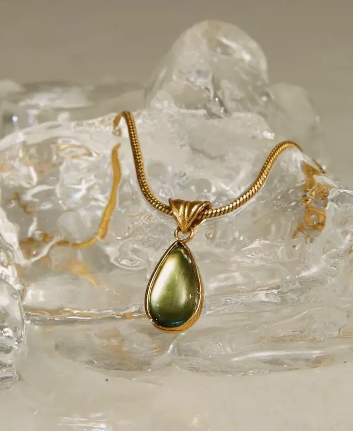 Collier pendentif délicat plaqué or pour femme. Avec larme en pierre verte naturelle. Bijoux pour tous les jours et fêtes