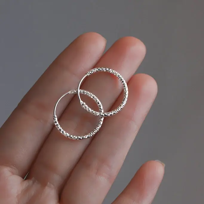 Boucles d'oreilles créoles géométriques minimalistes brillantes couleur argent pour femmes