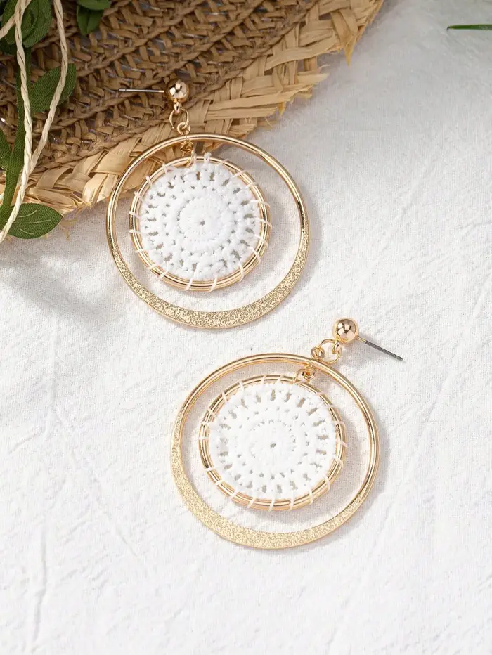 Boucles d'oreilles créoles tissées à la main or et blanc pour femmes style bohème exotique et occasions spéciales