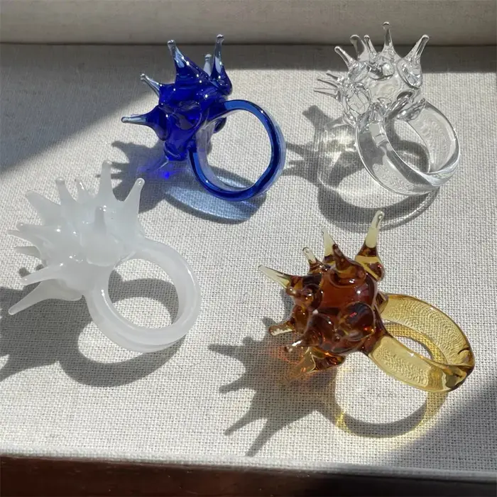 Bague en forme d'oursin de mer en acrylique