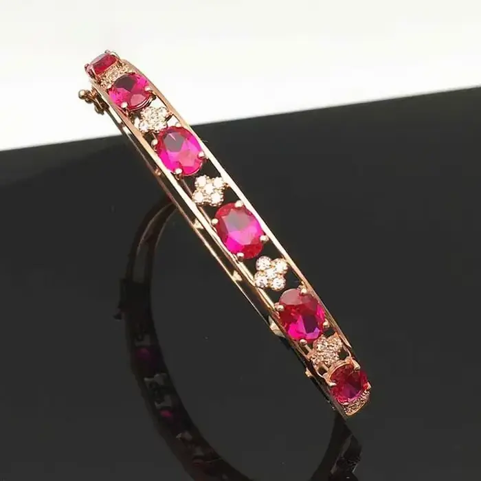 Bracelet de luxe en or violet et fleur de rubis pour femmes