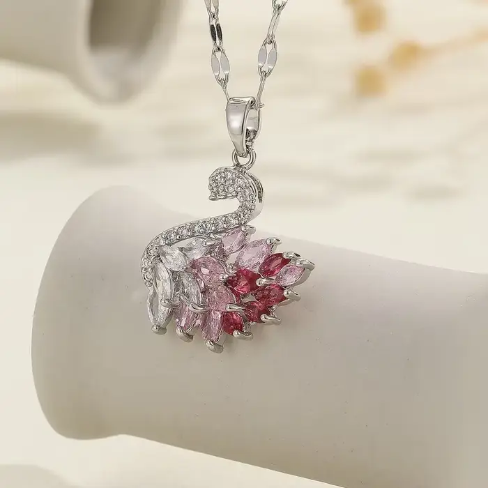 Un collier pendentif cygne en cuivre et incrusté de la série de zircon, un cadeau de vacances doux e