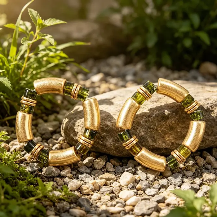 Bracelet de perles tubulaires aux tons terreux d'inspiration rétro