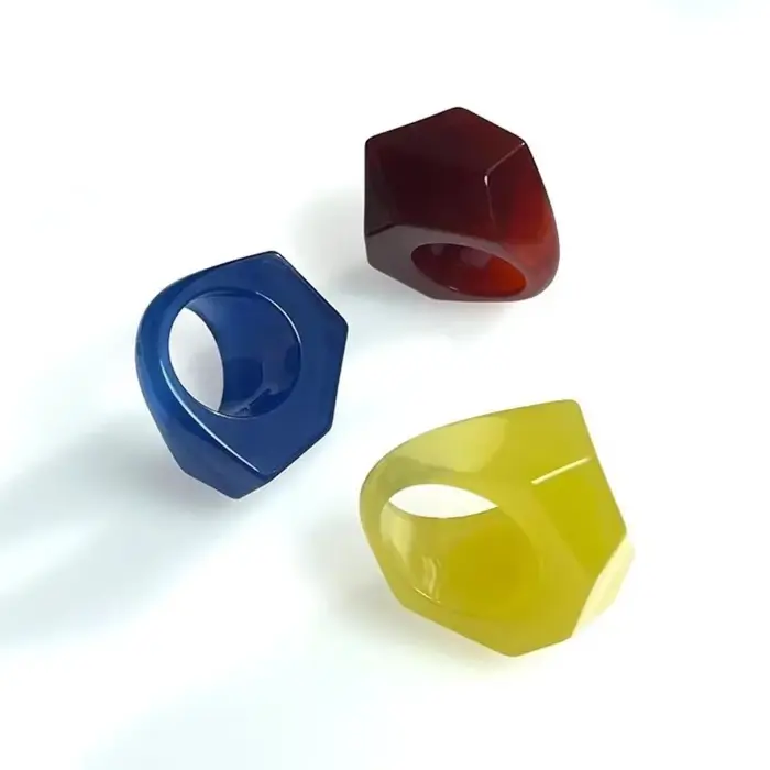 Nouvelle bague femme exagérée. Conception de cône oblique géométrique en résine