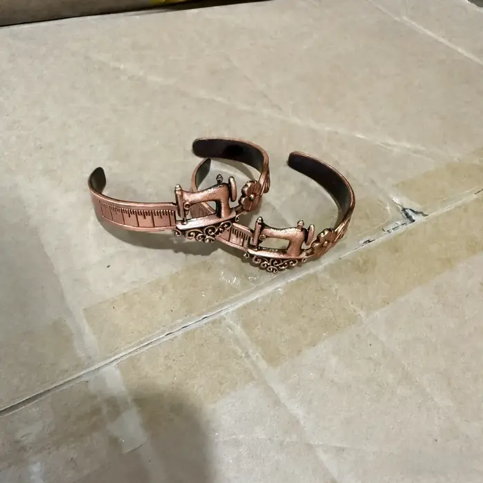 Bracelet créatif en alliage à thème machine à coudre pour femme