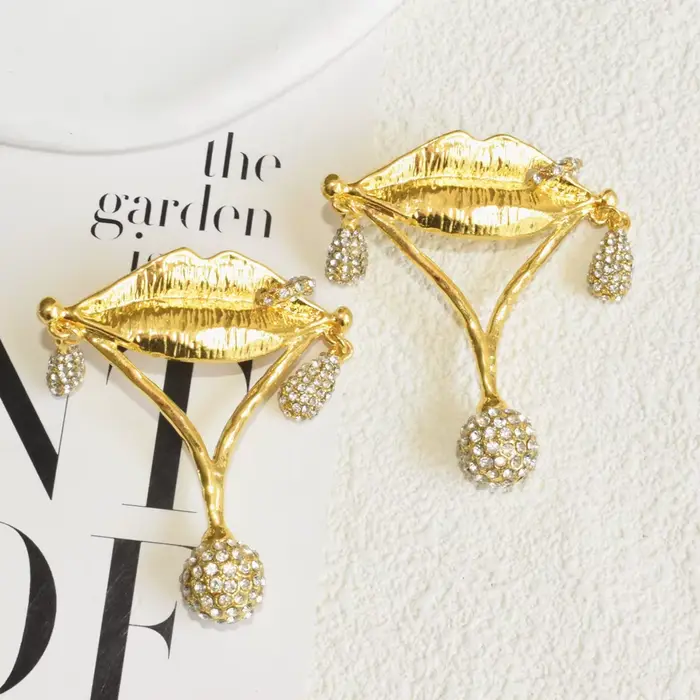 Magnifiques boucles d'oreilles pendantes en alliage doré en forme de lèvres pour femmes, bijoux fantaisie, accessoires de mode, boucles d'oreilles statement de marque fantastique