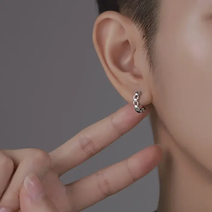 Le nouveau style froid et design de niche en argent S925 tendance 2025 pour les boucles d'oreilles pour hommes et femmes