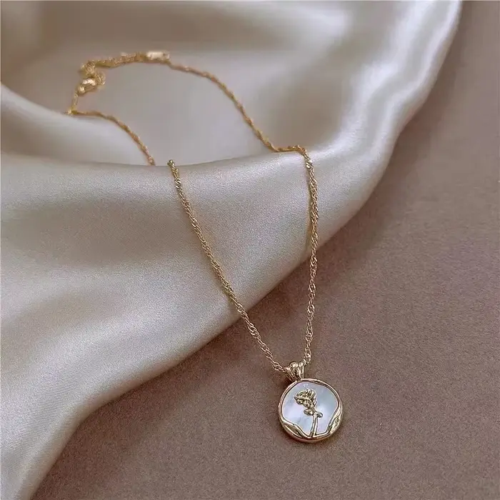 Collier romantique français élégant en émail blanc