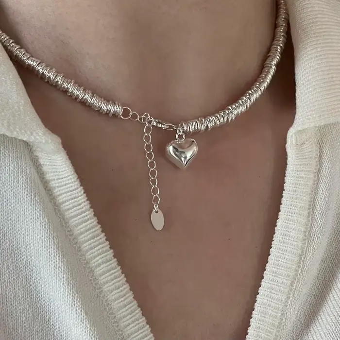 Collier couleur argent pour femmes, chaîne asymétrique élégante, chaîne en forme de cœur, bijoux de 
