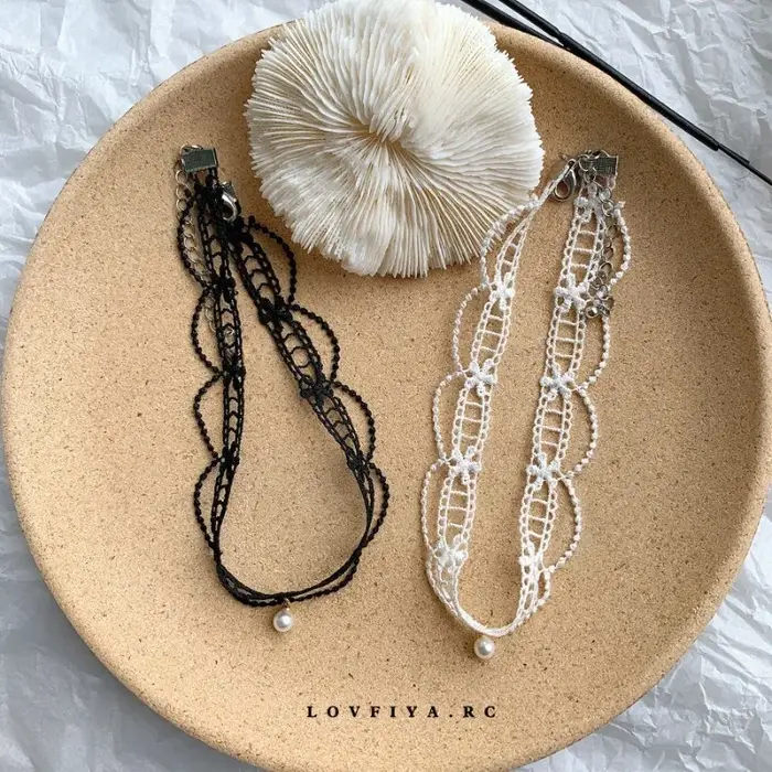 Collier ras du cou en dentelle blanche pour fille