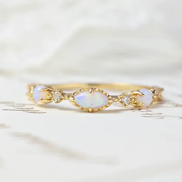 Bague opale vintage pour femme