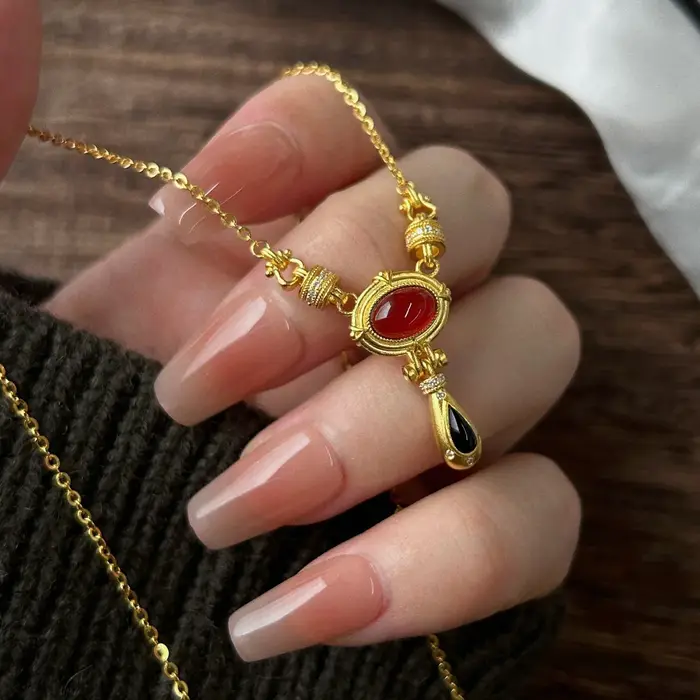 Collier rétro en rubis noir pour femmes