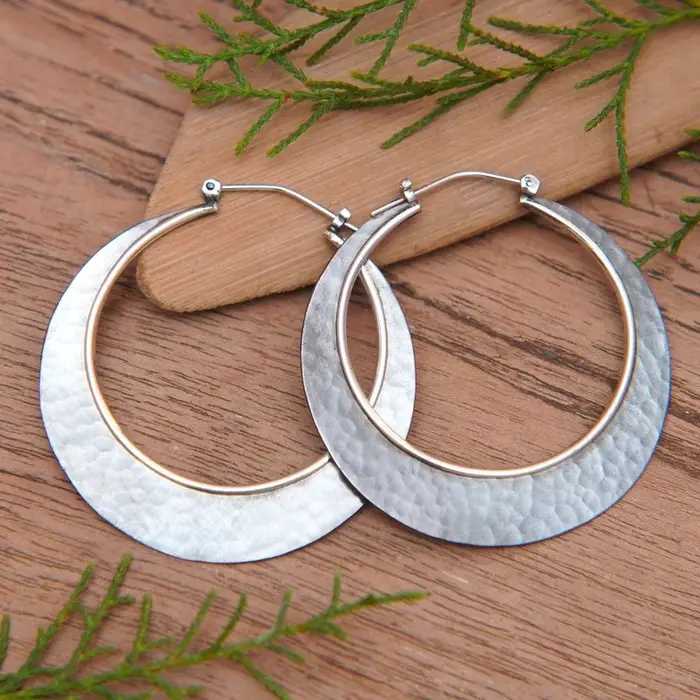 Boucles d'oreilles créoles bicolores style bohème à motif martelé pour femme
