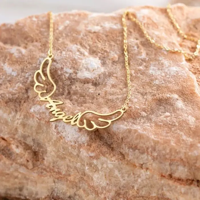 Collier en or aile d'ange avec nom personnalisé