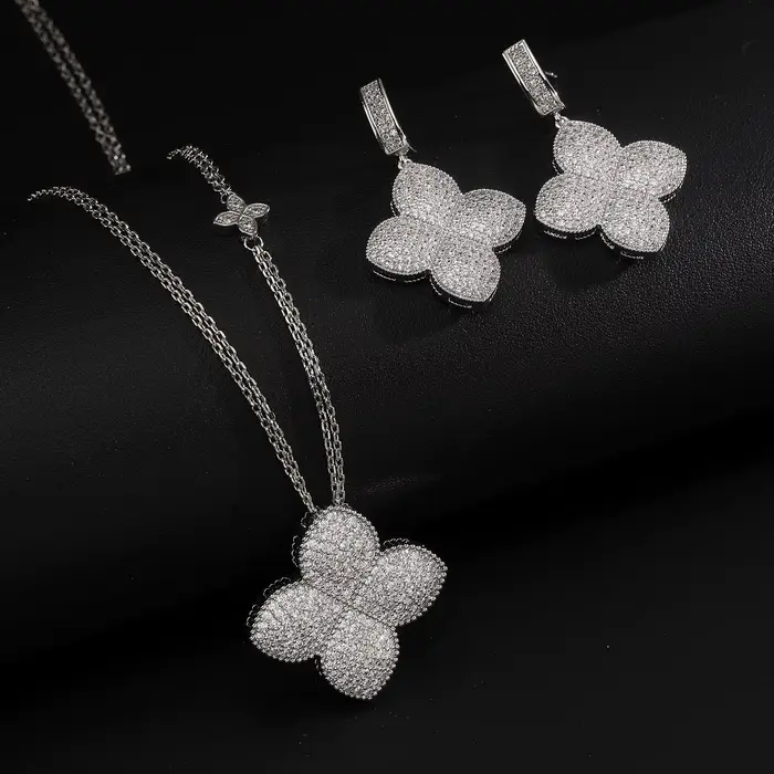 Ensemble élégant collier et boucles d'oreilles trèfle entièrement sertis de zircone cubique - Bijoux