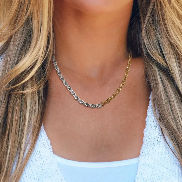 Collier à fermoir à bascule