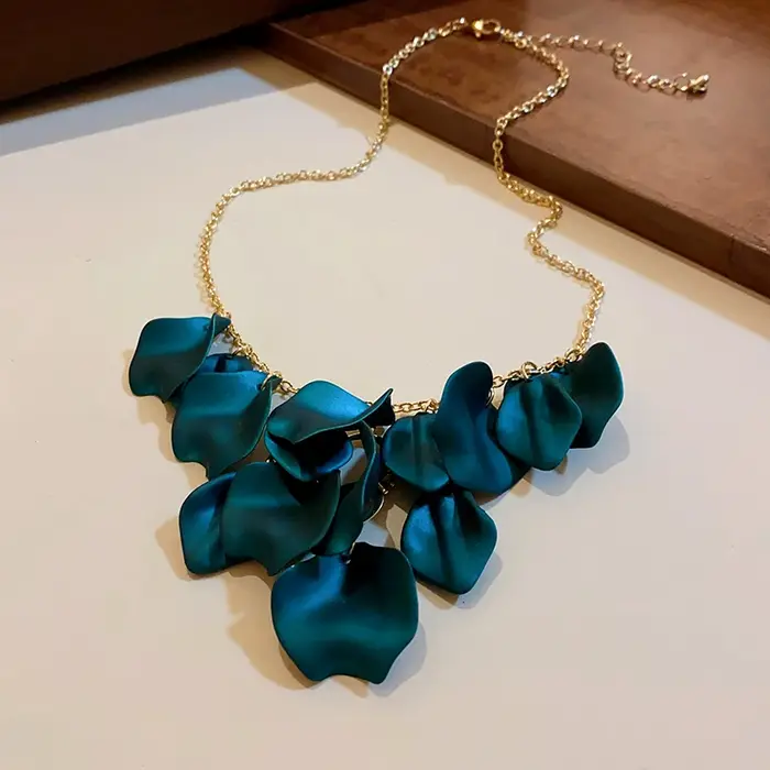 Collier à pétales colorés exagérés pour femmes