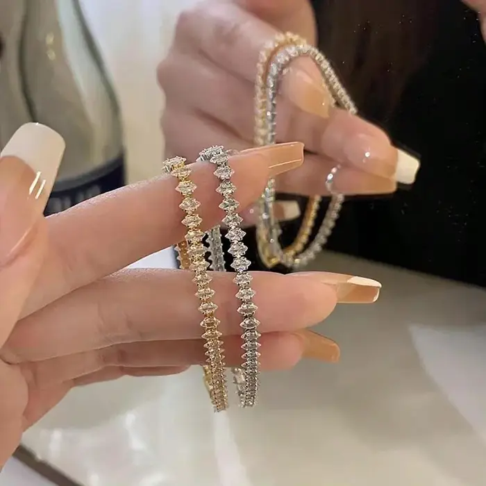 Nouveau Marquise ovale carré coupe luxe couleur argent sur la main Tennis Bracelet