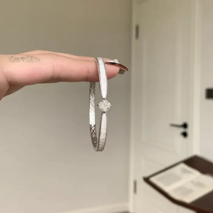 Bracelet de luxe léger rétro haut de gamme minimaliste princesse carré diamant bracelet mode texture