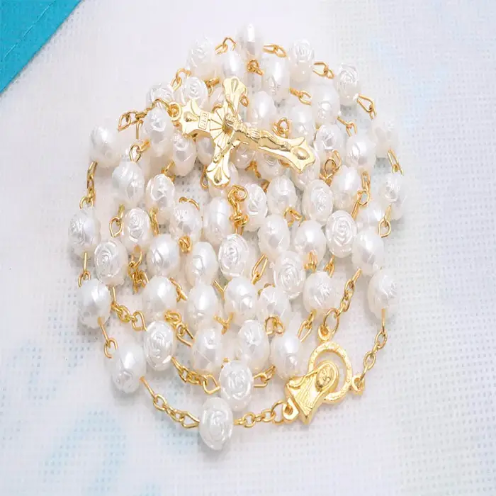 Collier chapelet avec croix en or rose
