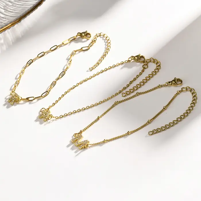 Bracelet à breloques personnalisables avec lettres initiales pavées, chaîne satellite en acier inoxydable plaqué or pour femmes, cadeau idéal pour anniversaire, fiançailles et plus