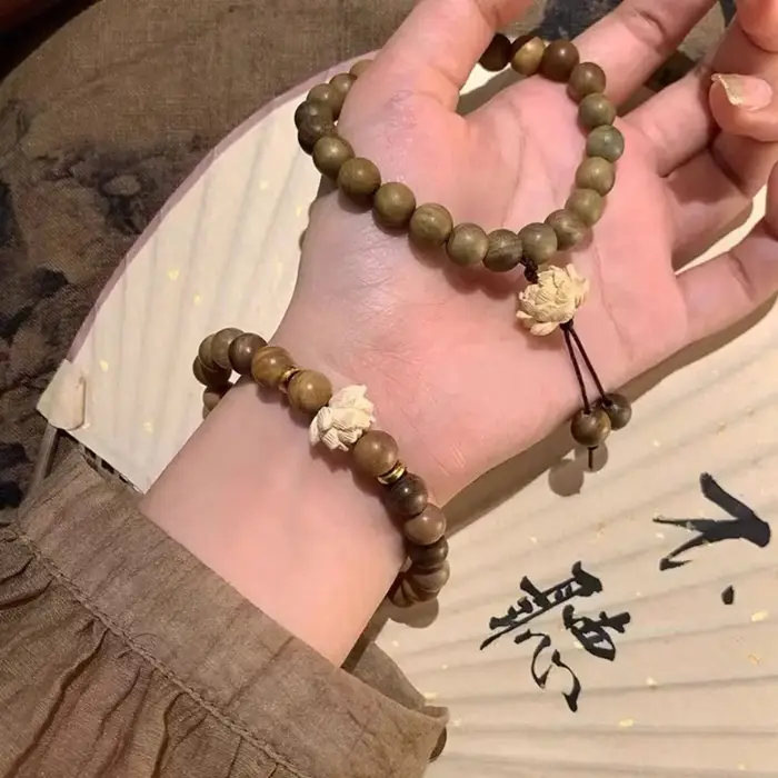Bracelet élastique en bois de santal tressé à la main avec perles florales