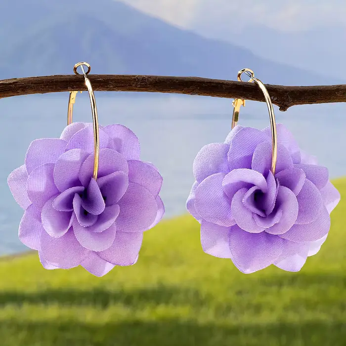 Une paire de boucles d'oreilles créoles pour femme avec fleurs en tissu tridimensionnelles rouges, i
