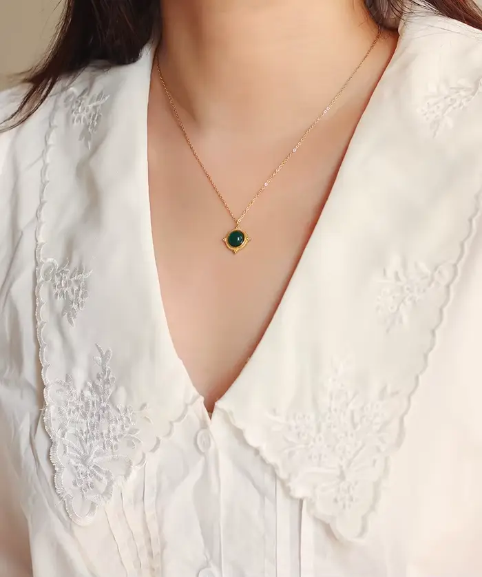 Amaiyllis-Collier en or 18 carats avec pierre d'agate verte vintage