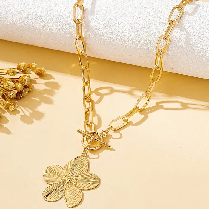 Un collier pendentif mode femme
