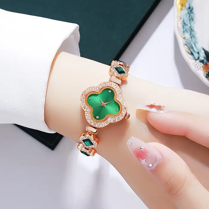 Montre bracelet trèfle avec incrustation de quartz et de diamants