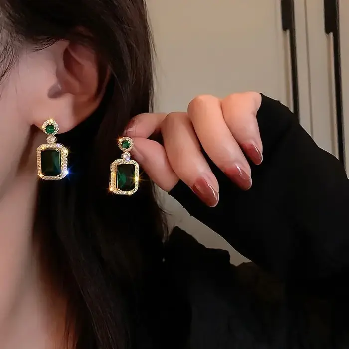 Collier pendentif géométrique carré émeraude de luxe pour femmes
