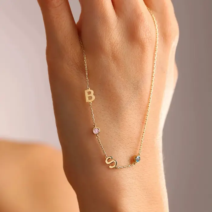 Collier de pierre de naissance initiale latérale, collier initial de pierre de naissance personnalisé, collier de lettre de naissance pour mère, cadeau pour maman