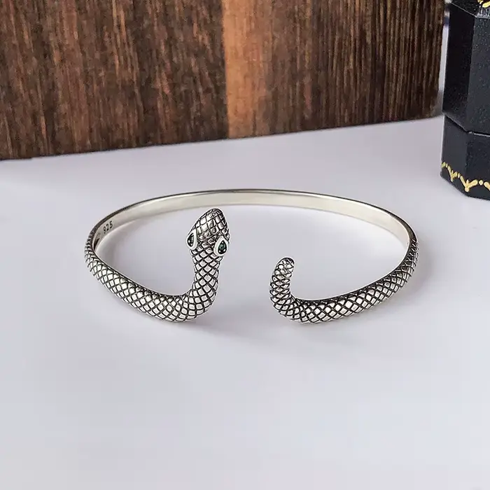 Nouveaux bracelets serpentins à la mode en argent sterling 925, bijoux personnalisés, bracelets ouvrants en forme de serpent à yeux verts TYB645