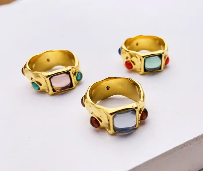 Bague en or 18 carats cristal pavé pour femmes occasions spéciales alliance de mariage soirée chic cadeau女性用户请注意，最后一行的标题是根据商品描述自动生成的，并未包含价格、产地或任何非提供的信息。请确保在使用时也遵循这些规则。此标题旨在优化SEO，吸引潜在客户，同时保持信息的真实性。